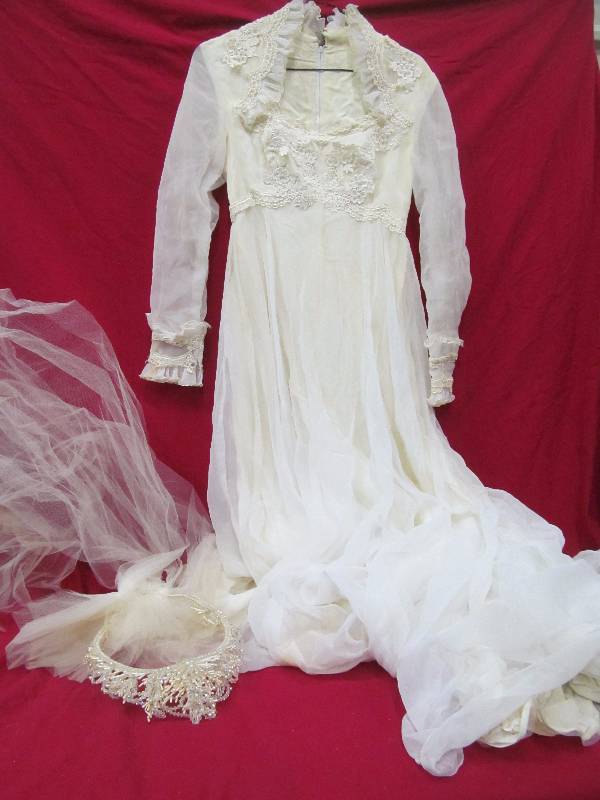 lot 306 image: vintage wedding dress, veil