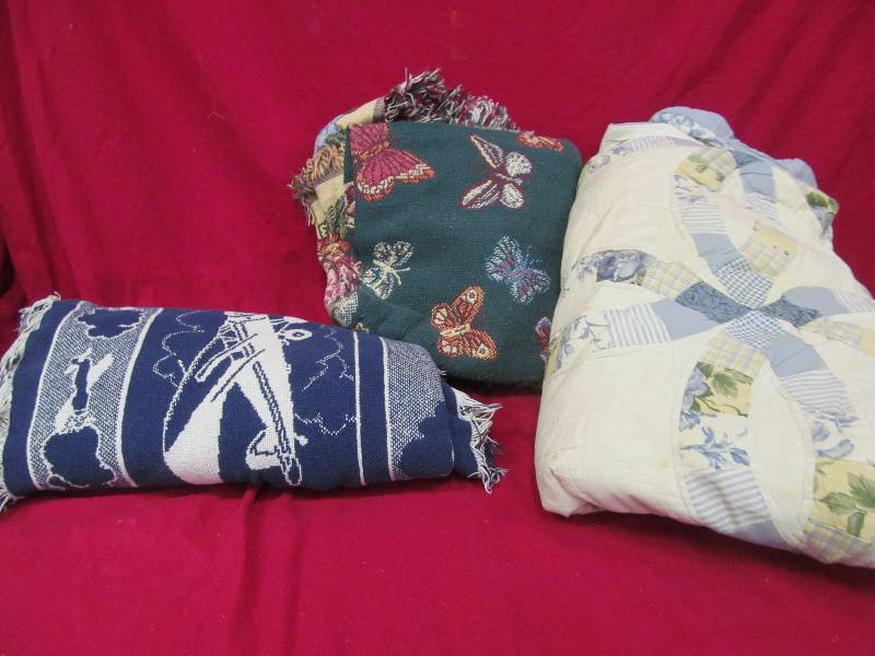 lot 317 image: tote, quilt, throws