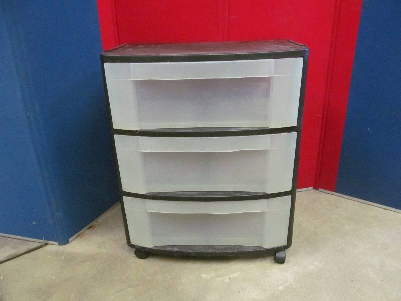lot 326 image: storage container on wheels