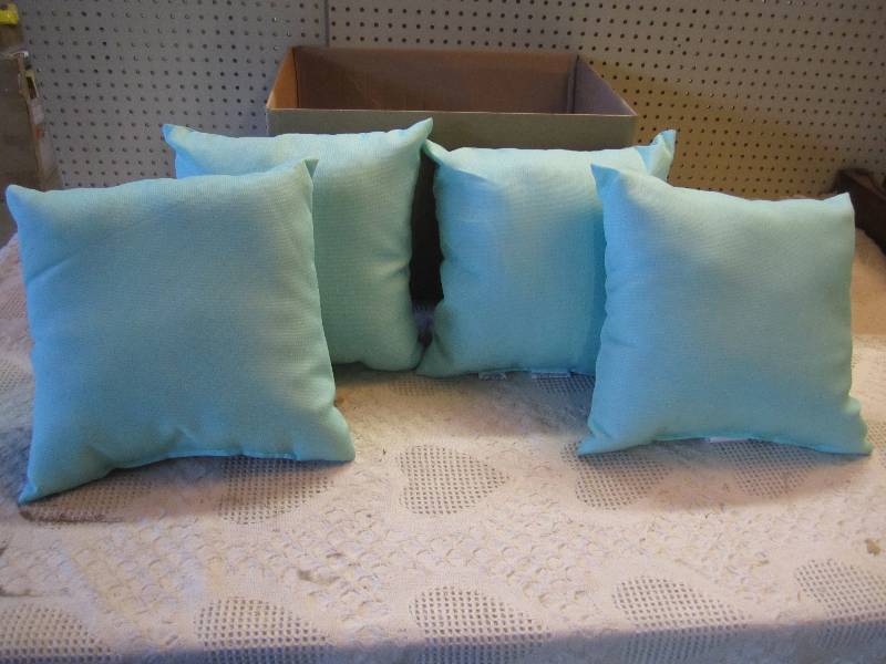 Lot of 4 Hampton Bay Throw Pillows ...
