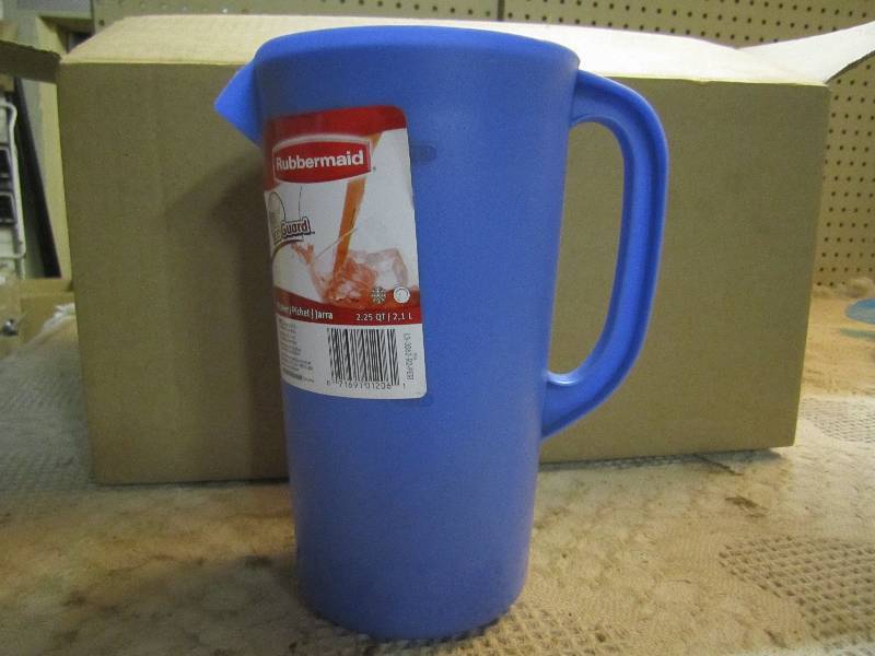 Lot of 6 Rubbermaid 2.25 quart Pitc...