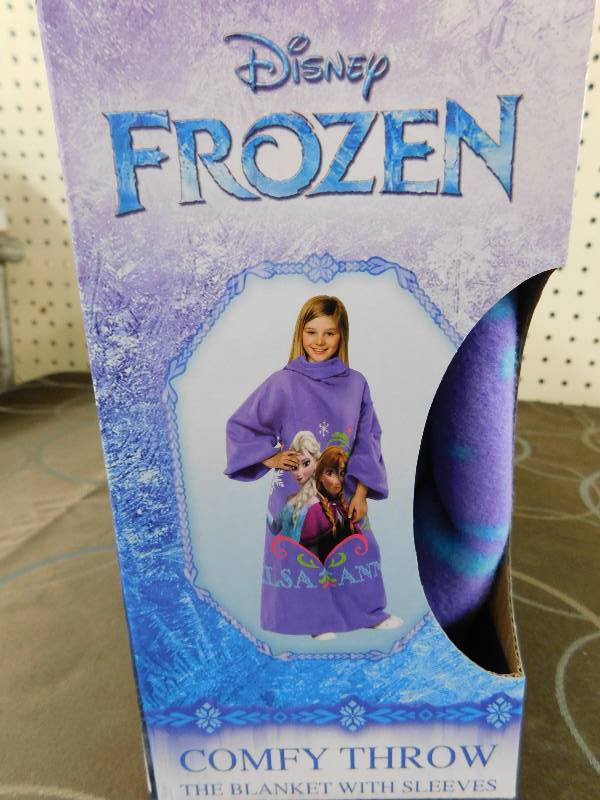 lot 190 image: Disney Frozen Anna & Elsa Comfy Throw, MSRP $21.24