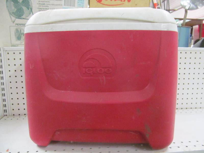 lot 4 image: Igloo cooler