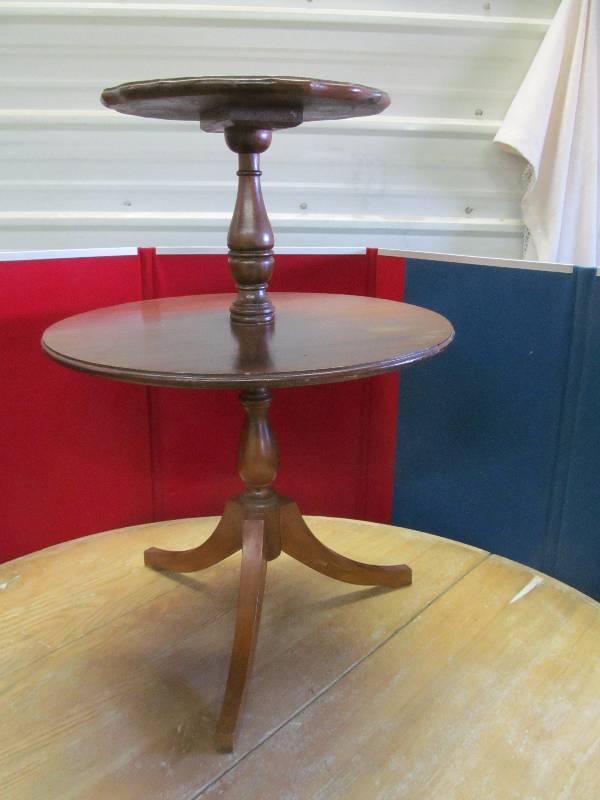 lot 7 image: table