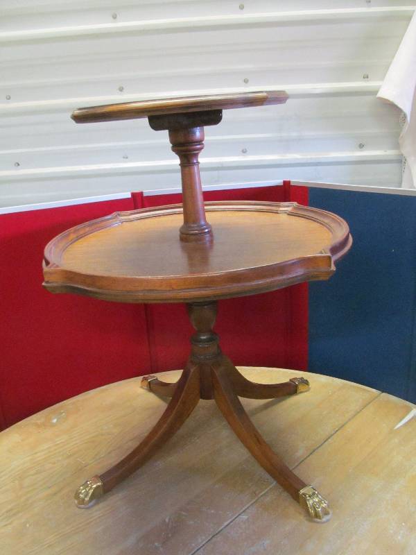 lot 8 image: table