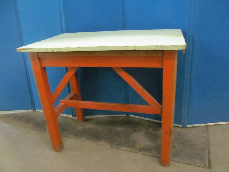 lot 11 image: vintage table