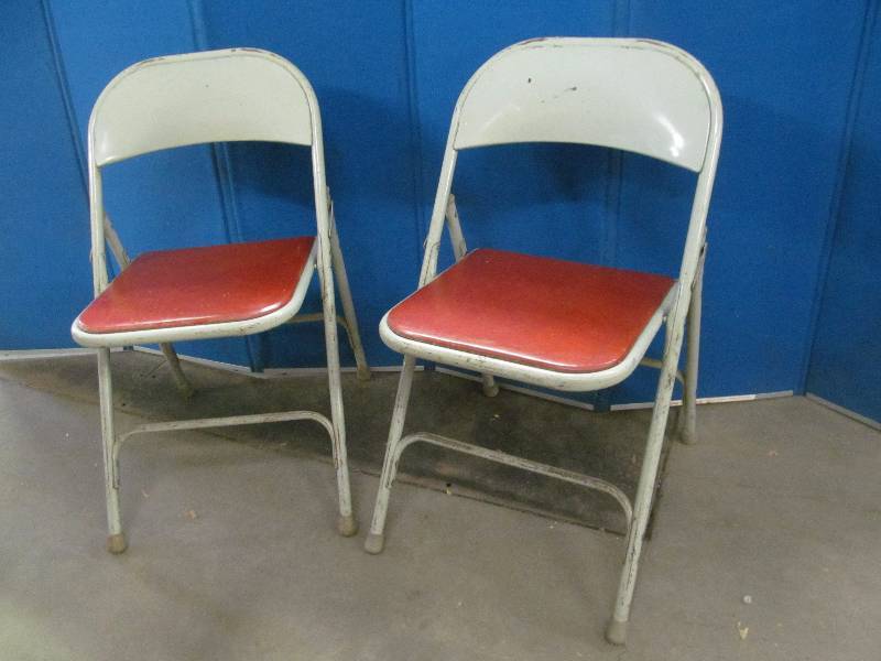 lot 12 image: folding chairs