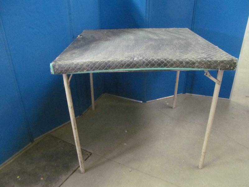 lot 16 image: vintage card table