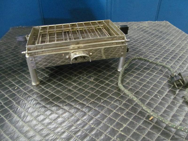 lot 21 image: vintage Sunbeam toaster