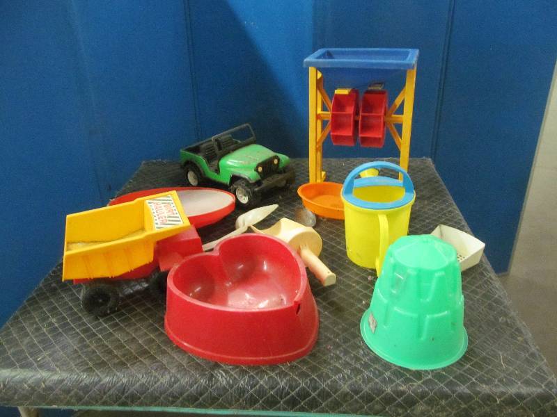 lot 25 image: sandbox toys, Tonka Jeep