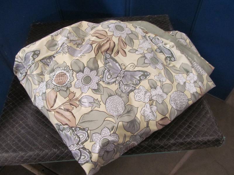 lot 35 image: pool mattress