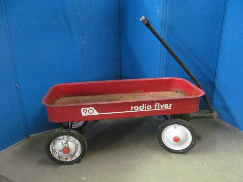 lot 37 image: Radio Flyer wagon
