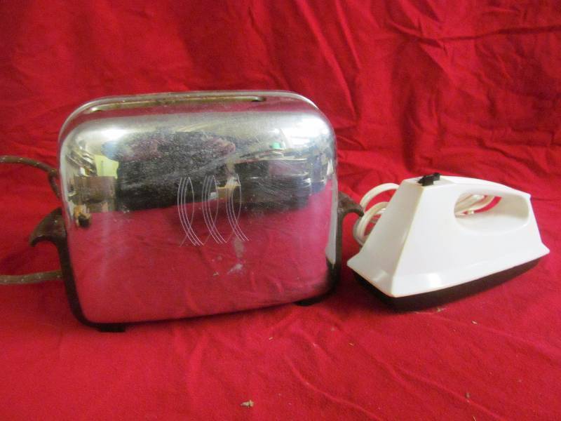 lot 73 image: toaster,handmixer