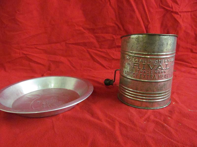 lot 74 image: Vintage Rival flour sifter