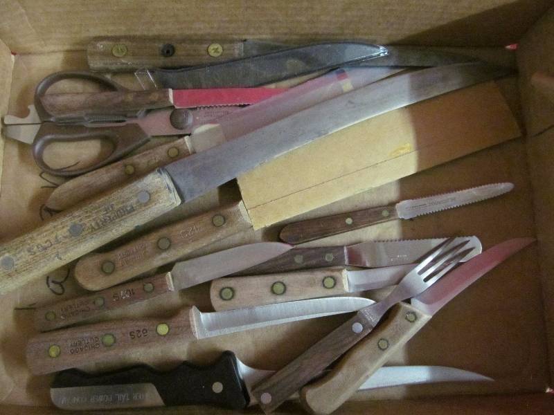 lot 90 image: Chicago Cutlery knives