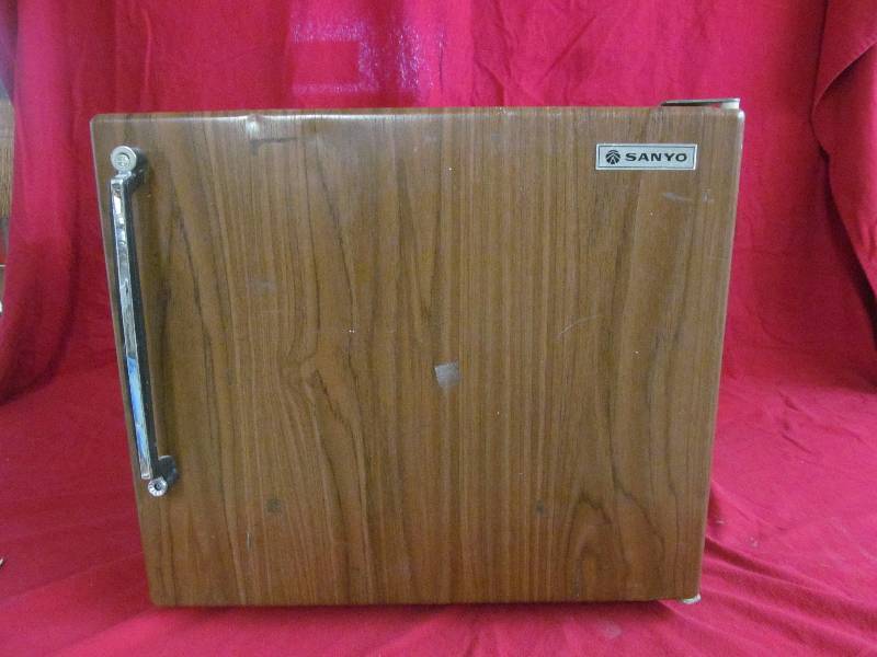 lot 210 image: Sanyo refrigerator