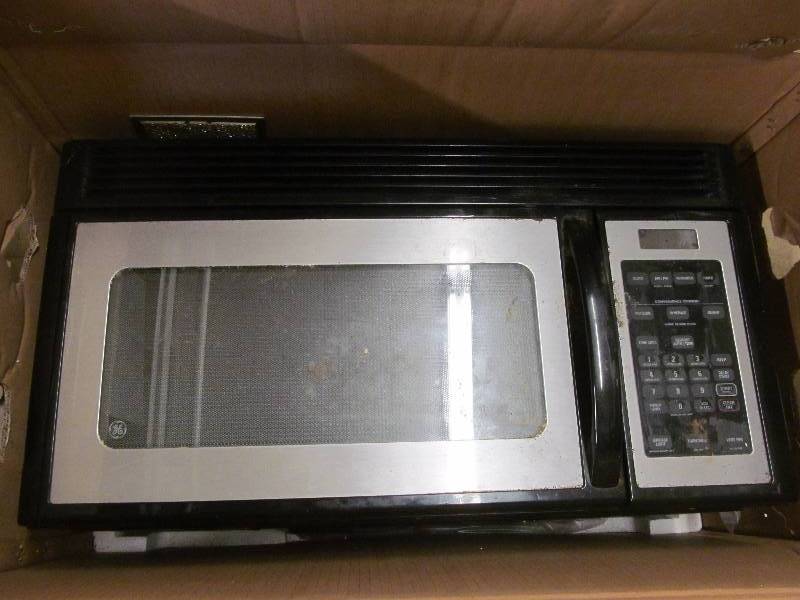 lot 215 image: GE microwave