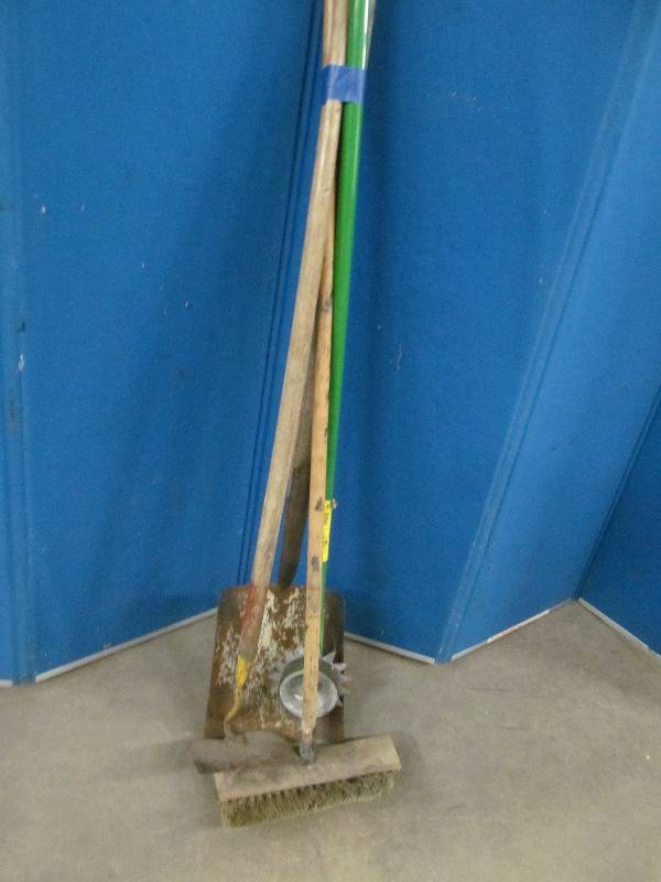 lot 236 image: garden tools