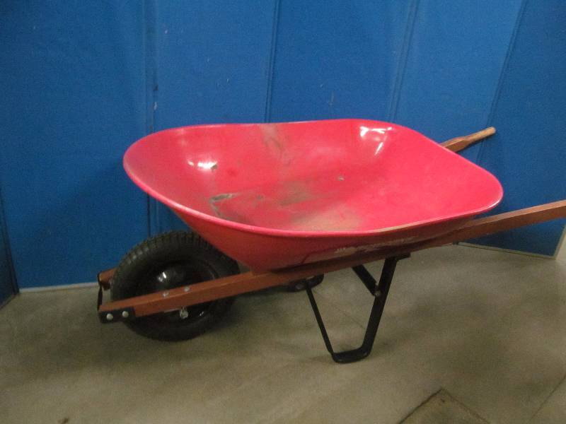 lot 238 image: yard works wheelbarrow