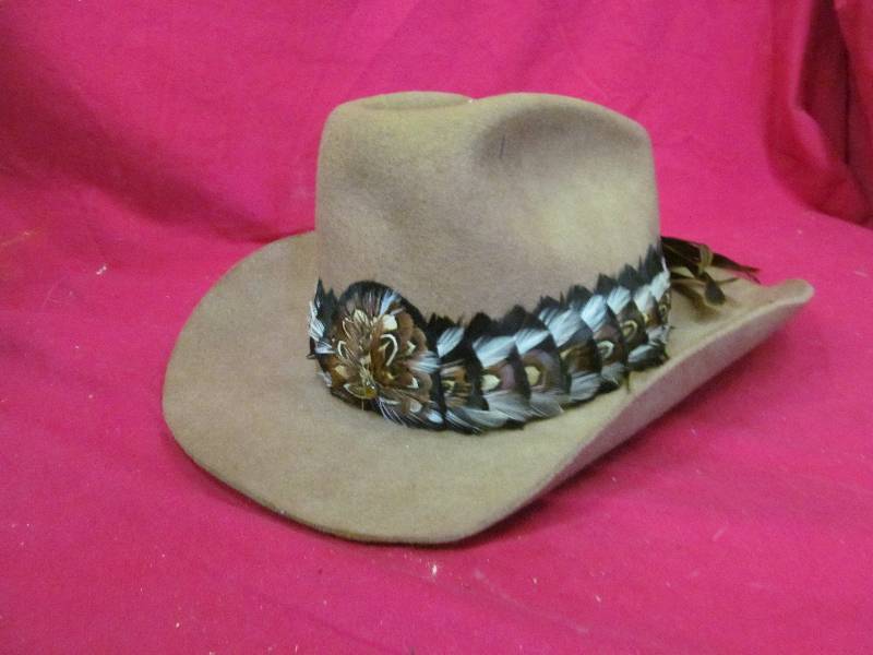 lot 261 image: Bronco felt cowboy hat