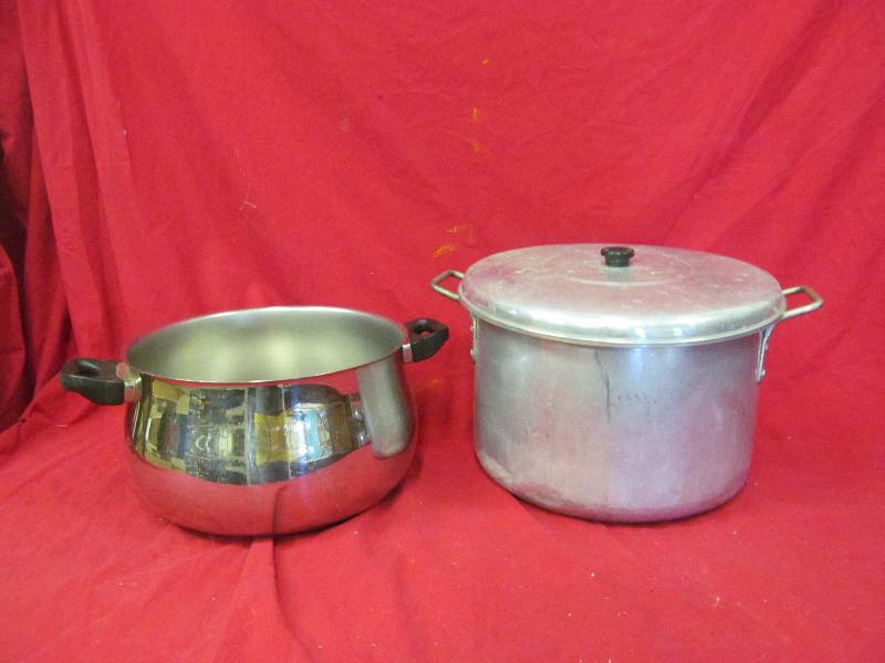 lot 269 image: Mega ware , Mirro kettles