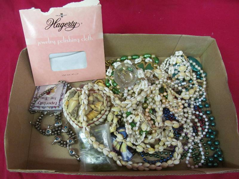 lot 310 image: costume jewelry