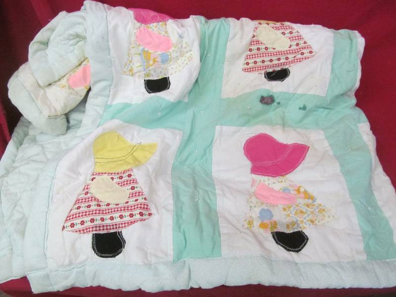 lot 322 image: Sunbonnet Sue quilt