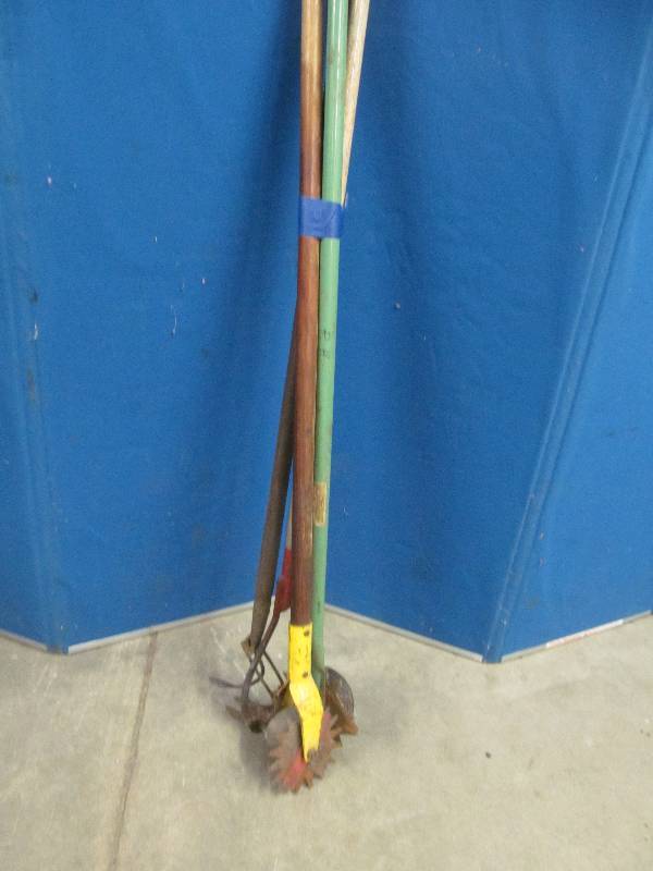 lot 355 image: garden tools