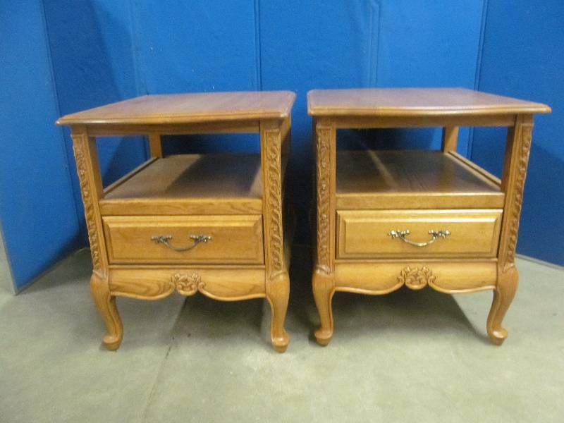lot 358 image: Leick oak end tables