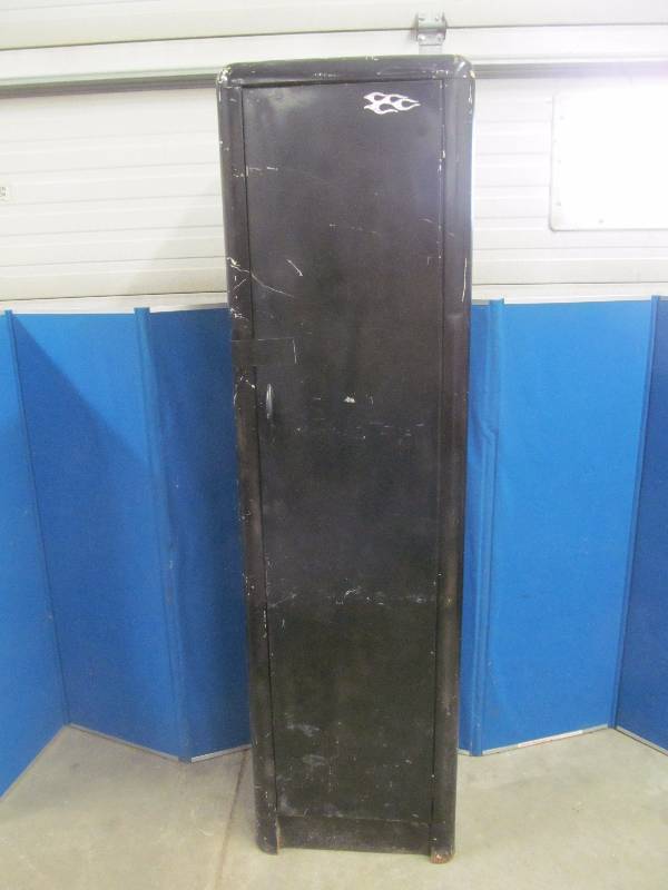 lot 359 image: metal cabinet