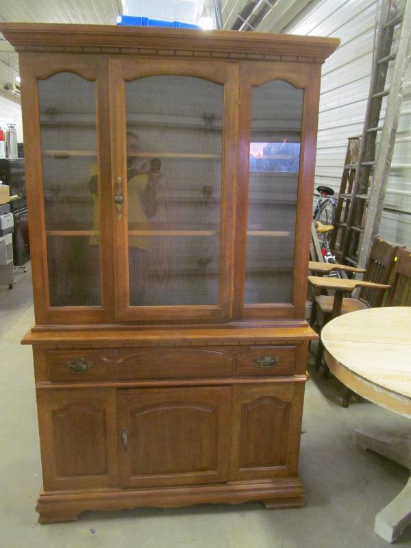 lot 369 image: hutch