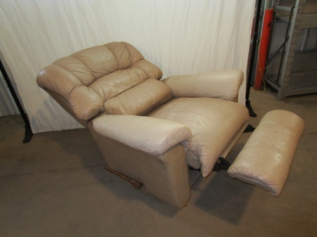 lot 9 image: La-Z-Boy Recliner