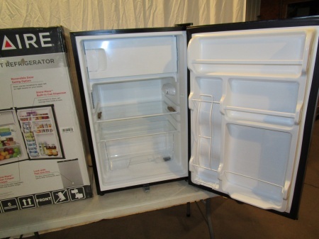 lot 17 image: Refrigerator 4.5 cubic ft