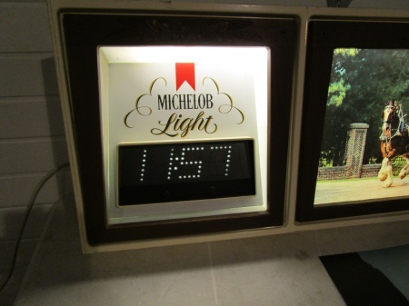 lot 25 image: Large Lighted Beer Sign - Clock