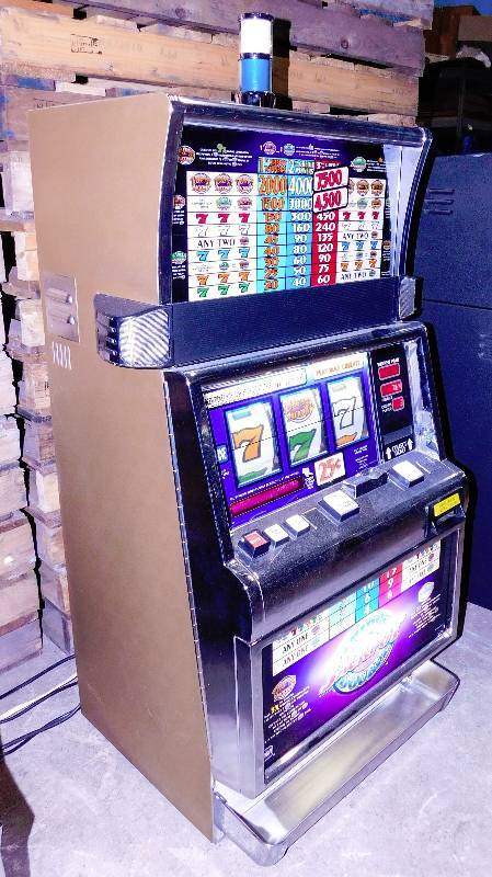 lot 1004 image: IGT TRIPLE DOUBLE JACKPOT REEL SLOT MACHINE
