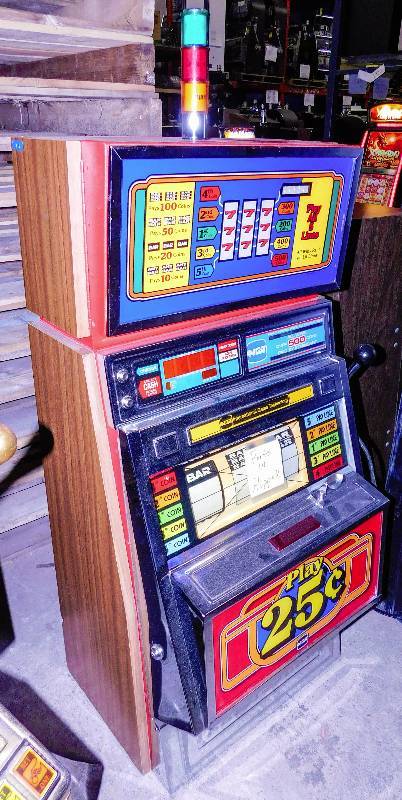 lot 1015 image: HANDYMAN SPECIAL - IGTAINSWORTHARISTOCRAT REEL SLOT MACHINE