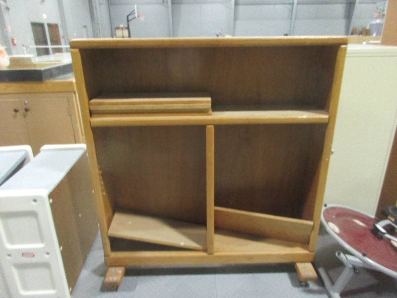lot 14 image: Shelf unit on casters