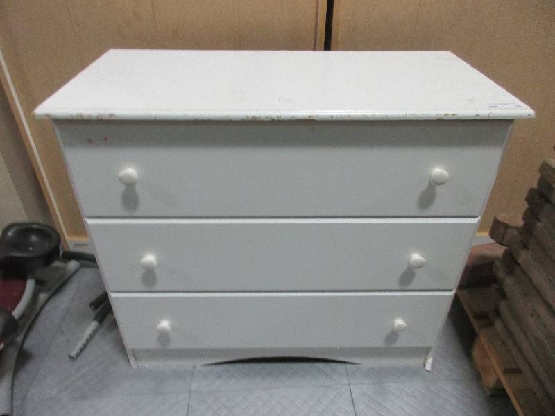 lot 16 image: Dresser