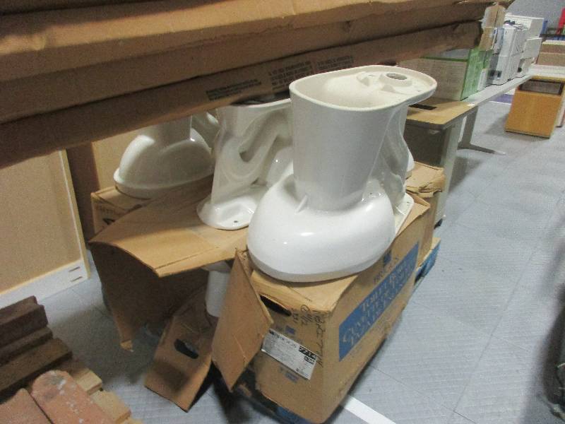lot 19 image: Toilet Bowls