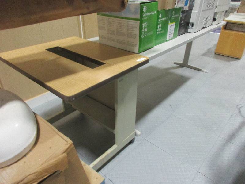 lot 20 image: 2 Tables