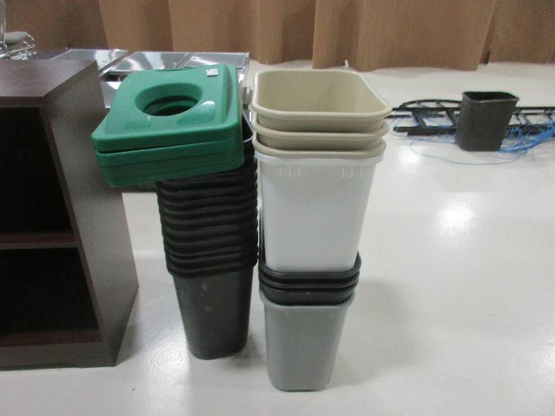 lot 27 image: Trash cans