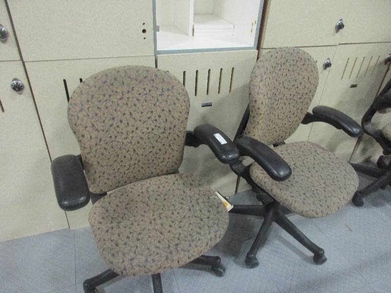 lot 39 image: Office Chairs