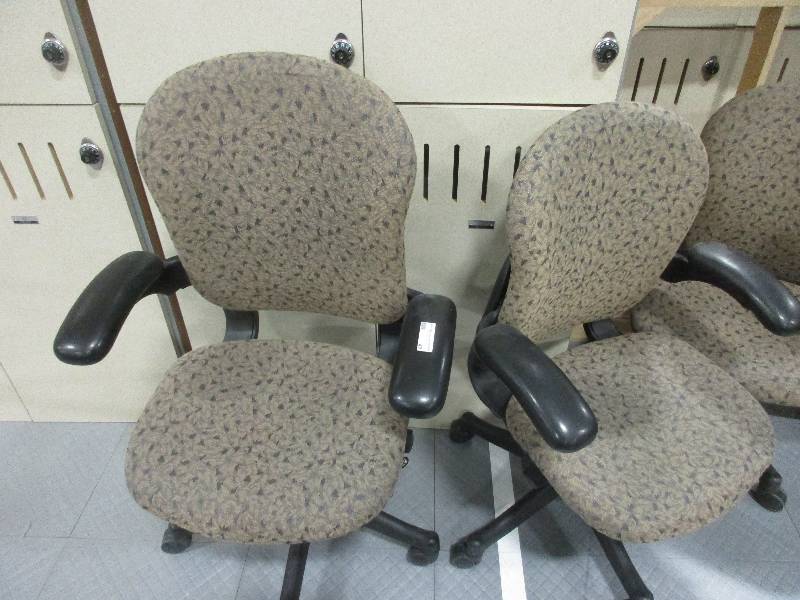 lot 40 image: Office chairs