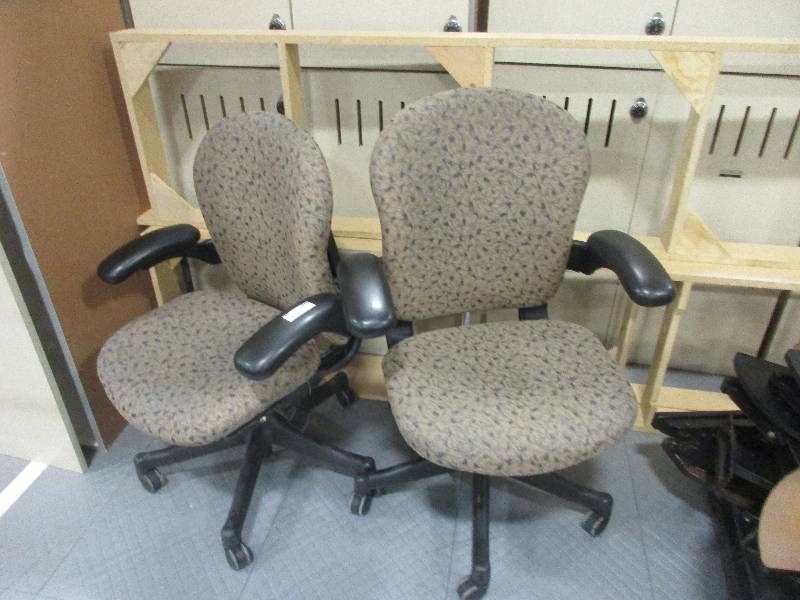 lot 41 image: Office chairs