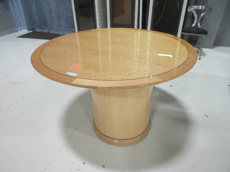 lot 71 image: Round Table