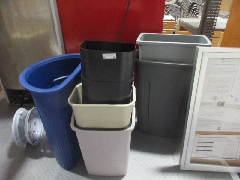lot 88 image: Trash Cans