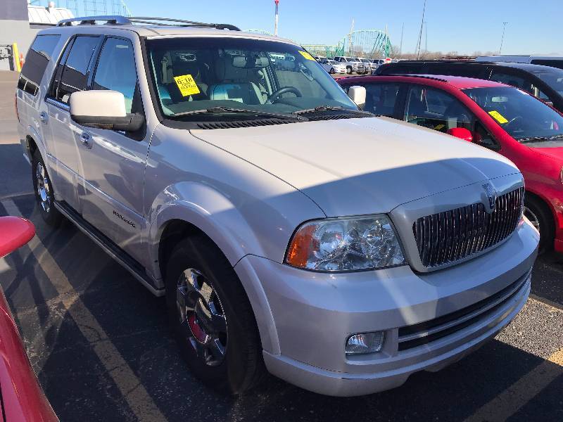 lot 24 image: 2005 Lincoln Navigatior Luxury