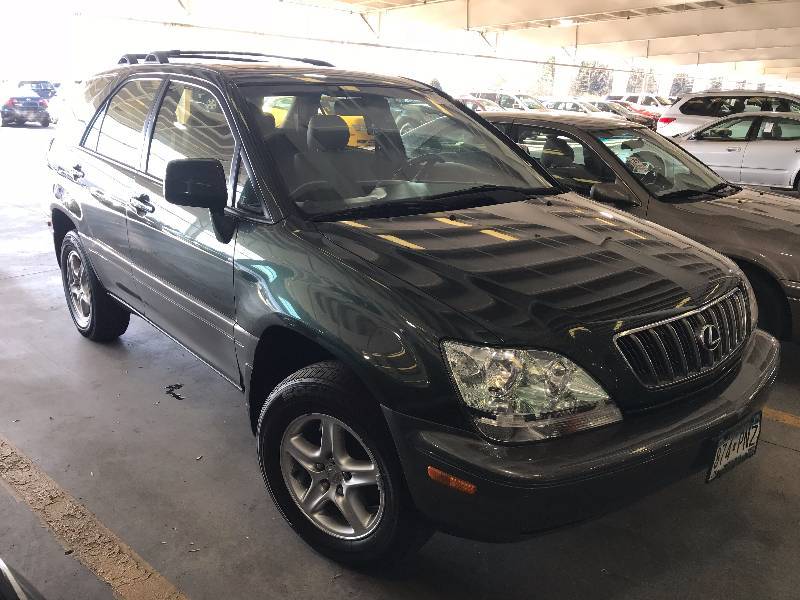 lot 28 image: 2001 Lexus RX300