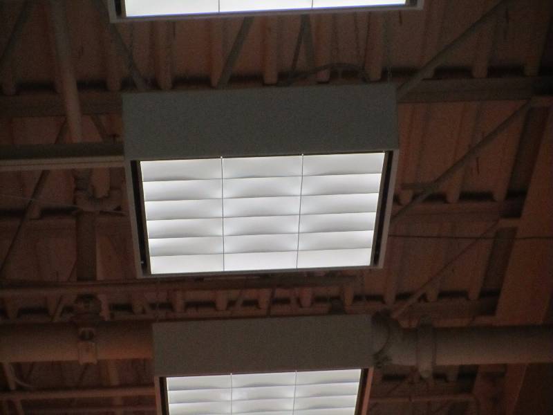 lot 32 image: Commercial lights (x4)