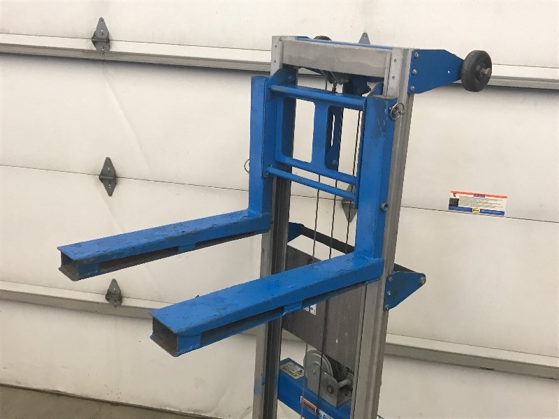 lot 2 image: Genie Commercial Material-Lift